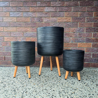Lightweight fibreclay planter for entryway- sirroco tripods in black